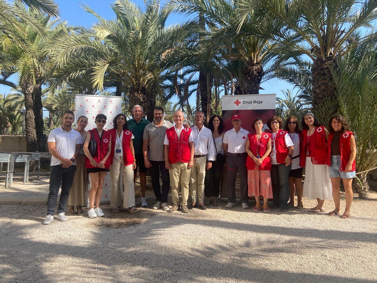 El presidente de Cruz Roja Elche con voluntarios y el representante de la Acequia Mayor en el huerto
