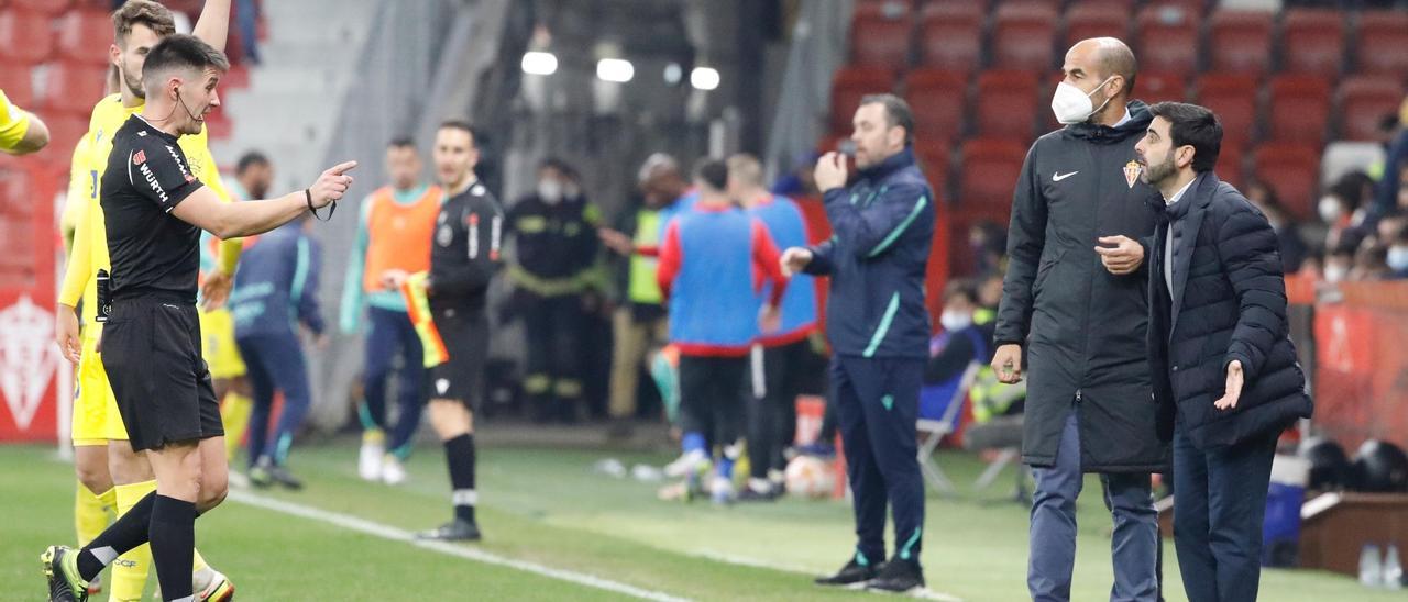 Gallego es amonestado por el árbitro en el Sporting-Cádiz de Copa del Rey