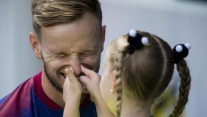 Rakitic bromea con su hija antes del partido de Liga Barca-Athletic.