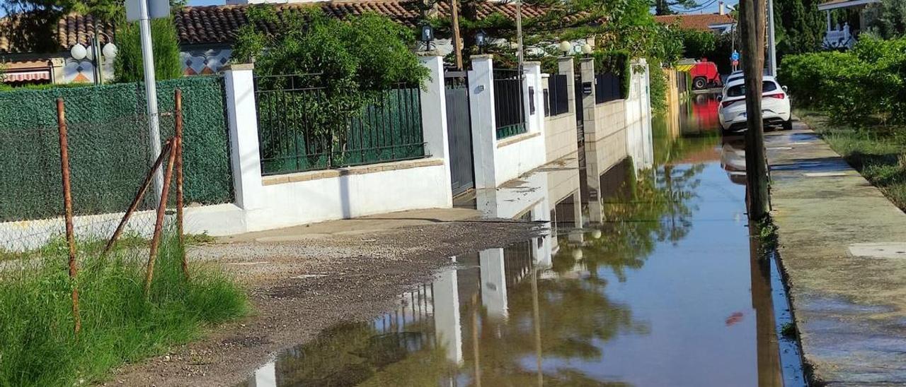 Los bomberos estuvieron sacando durante 48 horas toda el agua acumulada por las lluvias de hace unos días en la calle Ribesalbes de Burriana.