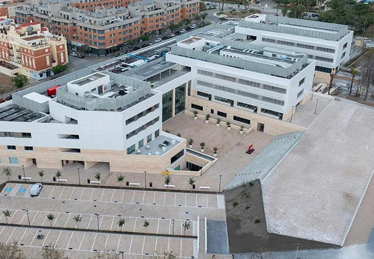 A la izquierda, una de las salas de la Universidad Europea para sus alumnos de Odontología, un grado que se impartirá en Gijón. A la derecha, una sala de simulación de un hospital, usado en grados de Medicina.  | LNE