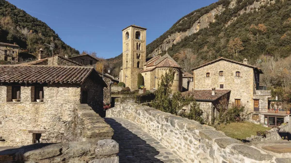 Beget, ubicado entre las montañas de la Alta Garrotxa en Girona Beget, ubicado entre las montañas de la Alta Garrotxa en Girona
