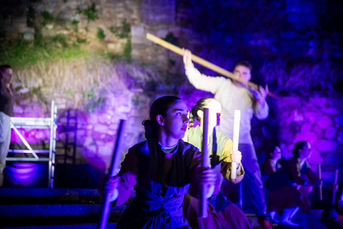 La prèvia de la Llum homenatja el miracle de la Séquia amb atletes, espelmes i espectacle