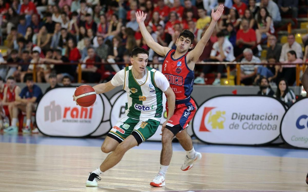 Gonzalo Orozco conduce el balón.