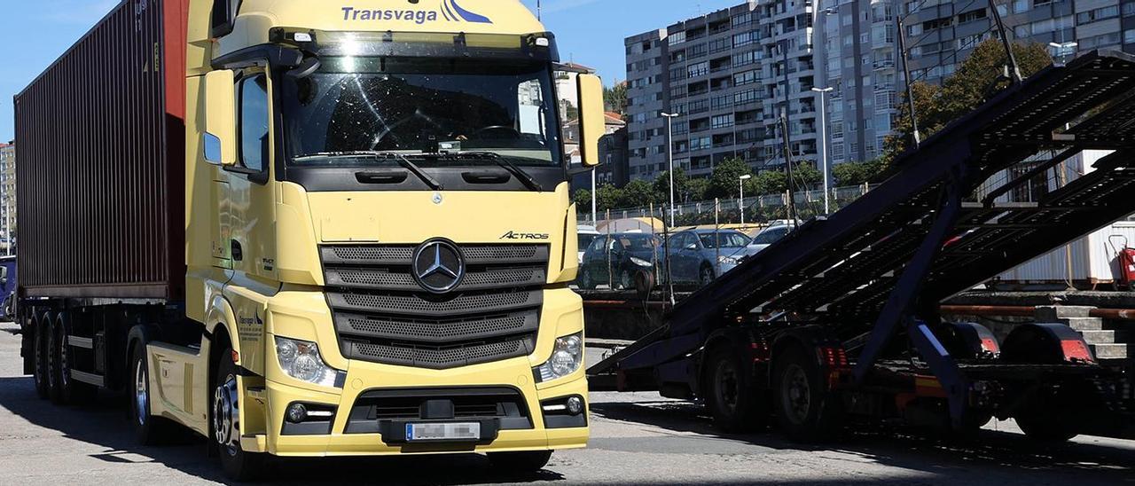 Camiones aparcados en el estacionamiento de Guixar.