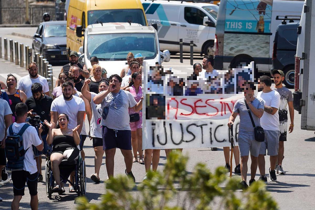 Les imatges de la protesta dels familiars i veïns de les víctimes del crim de la Font de la Pólvora