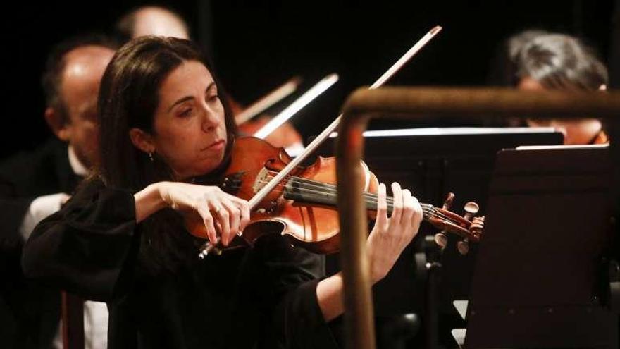 Paula Martínez, primera violinista de la formación, interpretó como solista la obra &quot;Meditation from Thais&quot;, de Jules Massenet.