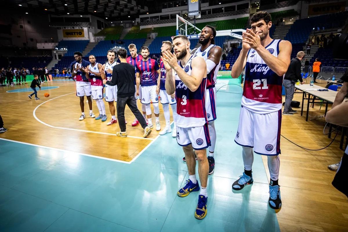 Los jugadores del King Szczecin saludan a sus aficionados tras perder con el Aliaga Petkim.