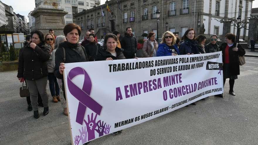 Protesta de trabajadoras de ayuda a domicilio de Betanzos el pasado marzo en la plaza García Irmáns.