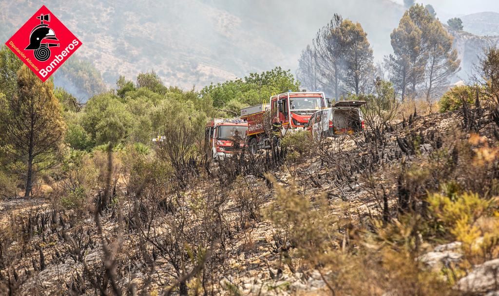 Siguen los trabajos para controlar las llamas en la Vall d'Ebo