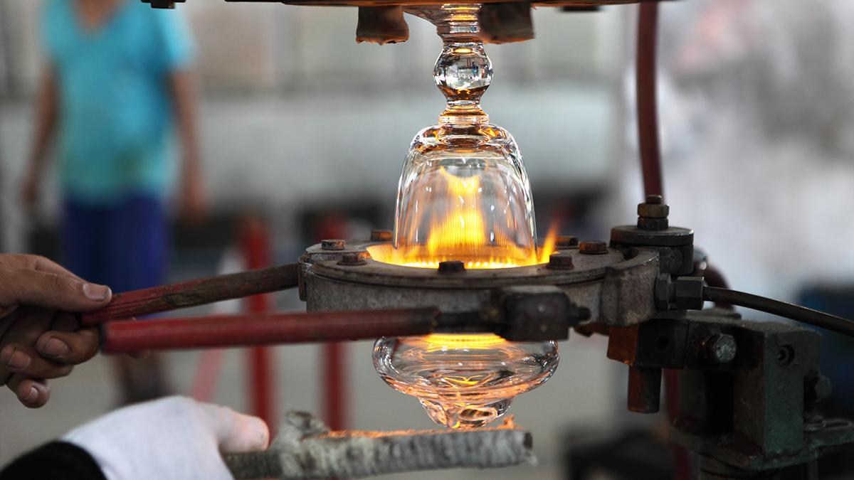 Trabajo del vidrio en caliente en Vimbodí, donde este oficio se puede observar en directo.