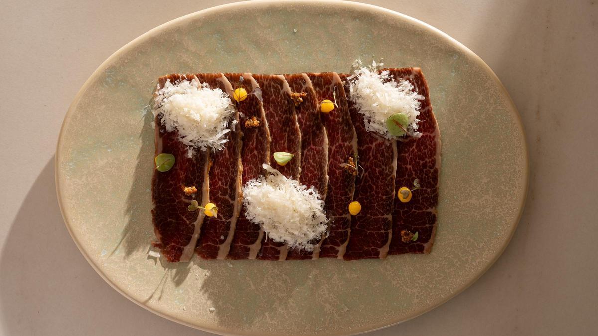 Carpacho de presa ibérica con yema curada y parmesano, un plato de Cheche (Castelldefels) que aparece fuera de carta de vez en cuando.