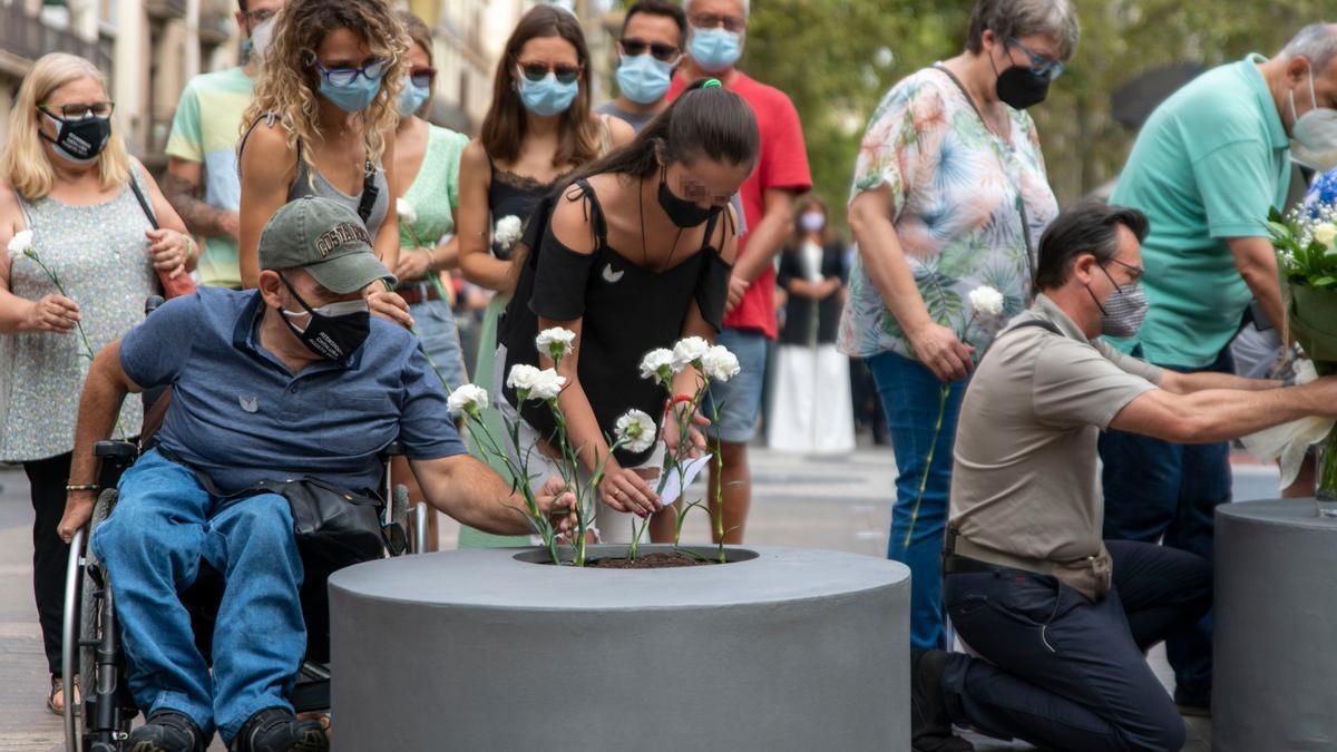 Varias personas depositan flores en el aniversario de los atentados del 17 de agosto de 2017. de agosto de 2021, en Barcelona, Cataluña, (España). Durante el acto, organizado por el Ayuntamiento de Barcelona, ha