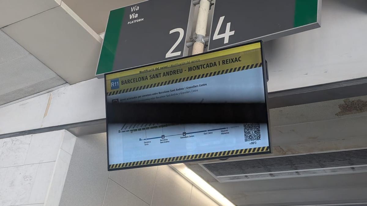 Pantalla de l'Estació de Girona amb l'avís poc visible de la incidència