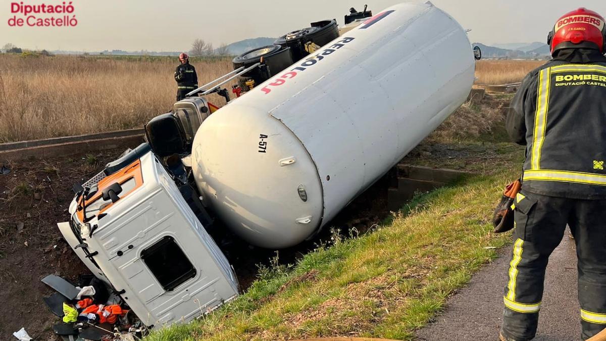 El vuelco de un camión cisterna sin carga corta la AP-7 en Xilxes