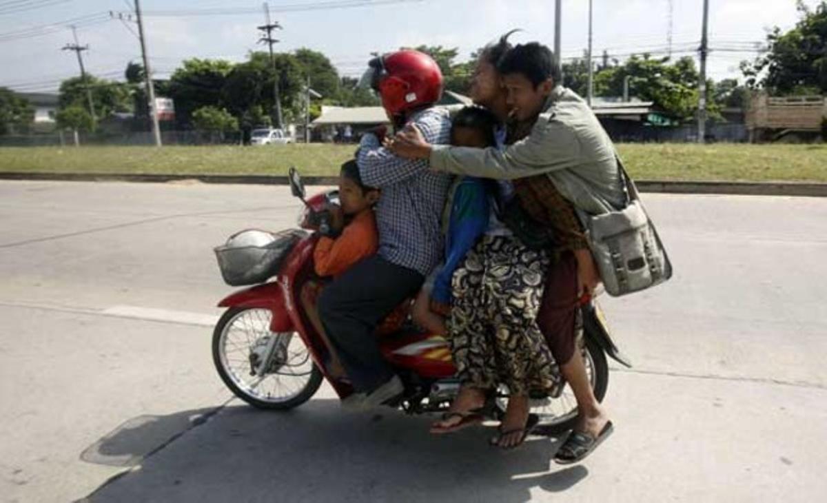 Refugiats de Myanmar fugen fins a Tailàndia mentre soldats birmans i rebels s’enfronten. El xoc s’ha produït entre els rebels de la minoria Karen i els soldats del govern al poble de Myawaddy. Alguns míssils han caigut a la zona tailandesa, encara que no s’han registrat víctimes.