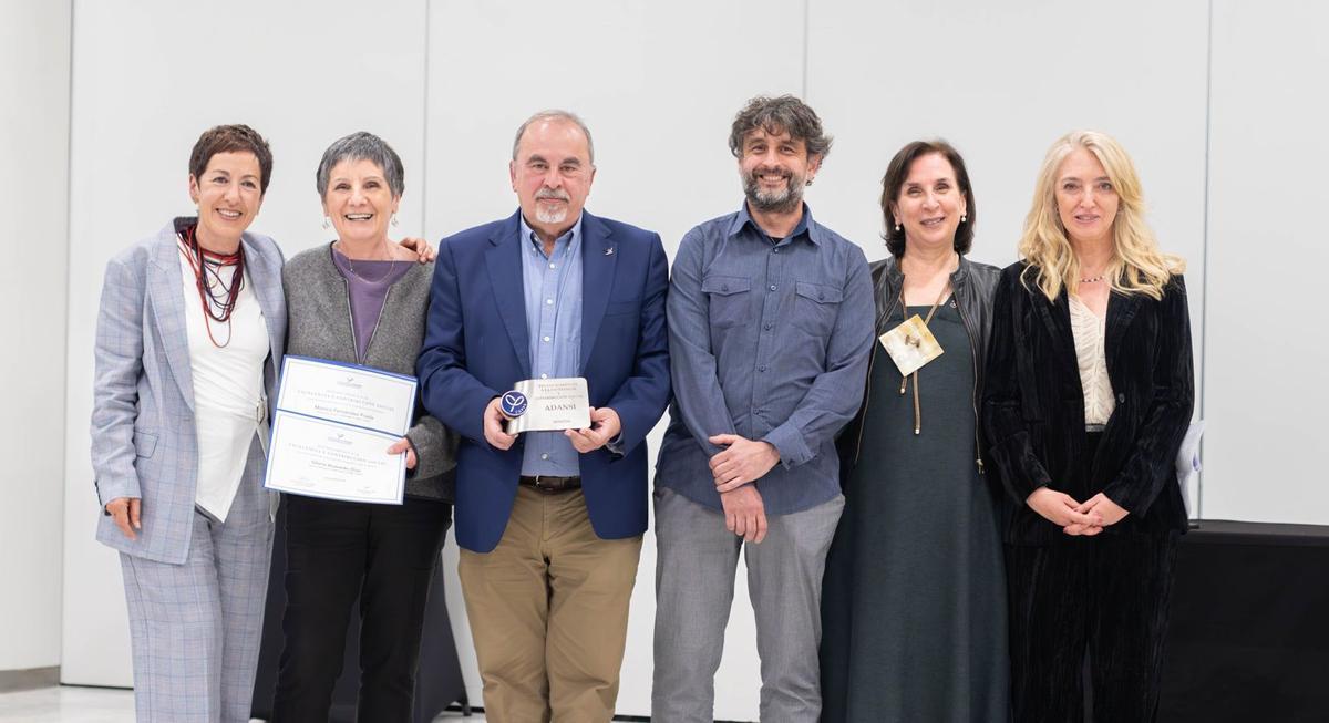 Elena Cubero (secretaria del COPPA), Gloria Acevedo (directora del proyecto ‘Cómo mira tu bebé’), José Javier González e Iván Fernández (presidente actual y anterior de ADANSI), Elvira Vilorio (decana del COPPA) y Cristina Soto (vocal).