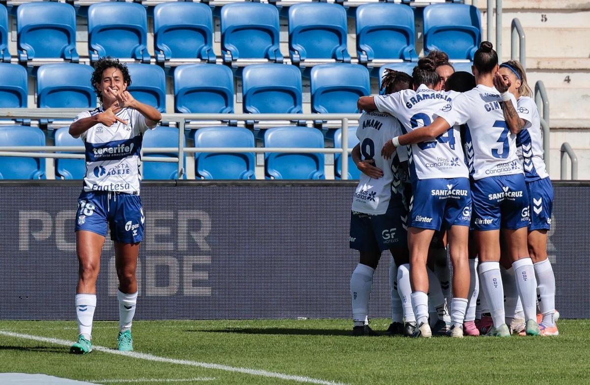 Elba Vergés celebra su gol al Atlético de Madrid en el partido de Liga en el Heliodoro.