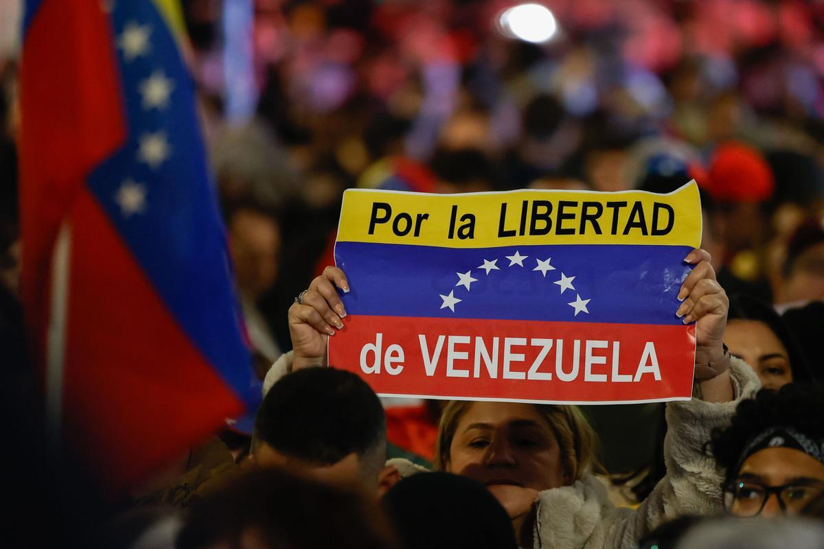 MADRID, 09/01/2025.- Un momento de la manifestación convocada en Madrid para apoyar al candidato opositor Edmundo González como presidente electo de Venezuela, este jueves, en vísperas de la toma de posesión presidencial en Caracas. EFE/ Mariscal