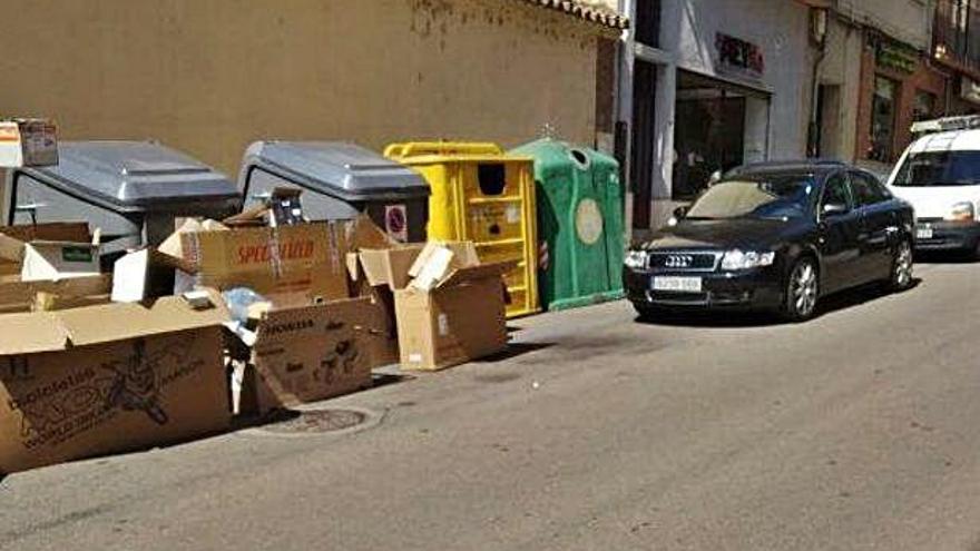 Imagen del estado de acumulación de embalajes en la calle Fray Toribio.