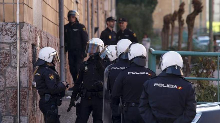 Así fue la espectacular redada antidroga de la Policía Nacional en el Polígono de la Magdalena (Avilés)