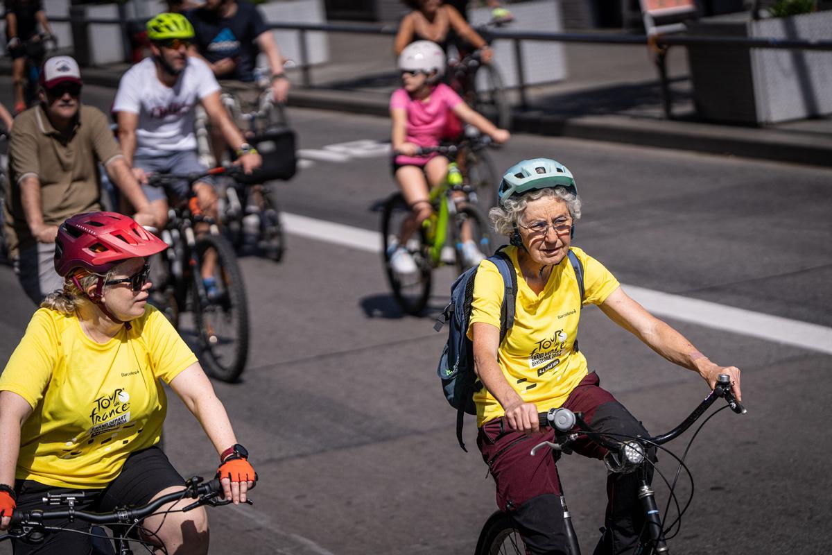 Nueva edición de la Festa de la Bici y la Bicicletada en Barcelona, con el paseo de Lluís Companys convertido, un año más, en punto de encuentro para familias y aficionados al mundo del ciclismo de todas las edades. Un evento que este año ha atraído a cientos de personas y que ha contado con un aliciente añadido: la cuenta atrás hacia la salida del Tour de Francia 2026 desde la capital catalana. Nueva edición de la Festa de la Bici y la Bicicletada en Barcelona, con el paseo de Lluís Companys convertido, un año más, en punto de encuentro para familias y aficionados al mundo del ciclismo de todas las edades. Un evento que este año ha atraído a cientos de personas y que ha contado con un aliciente añadido: la cuenta atrás hacia la salida del Tour de Francia 2026 desde la capital catalana.