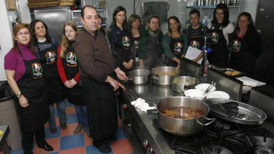 Pepe Soto junto a los alumnos del taller de cocina, en Cerecea.