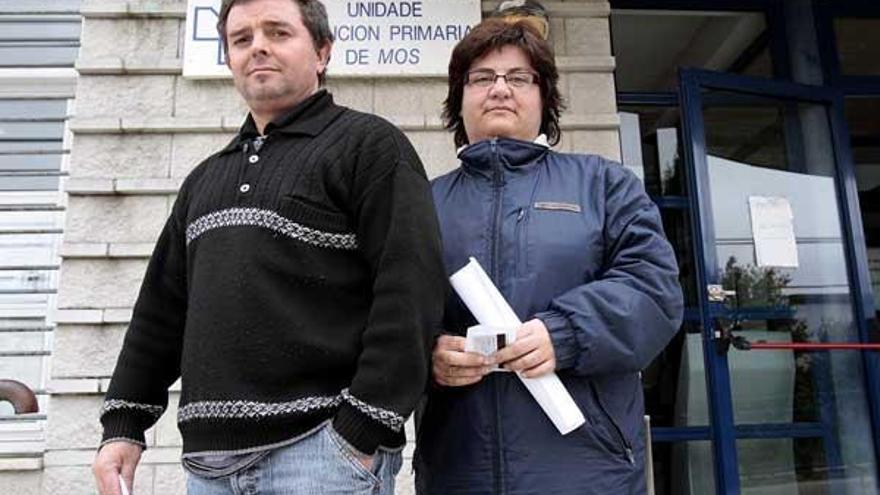 Una pareja de usuarios del Centro de Atención Primaria de Mos, ayer a la salida del edificio.