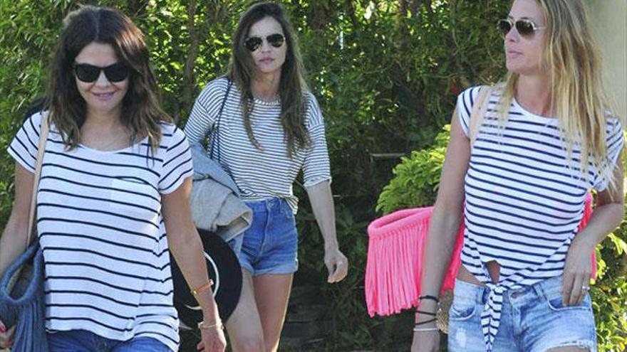 Maria José Suárez y sus amigas, vestidas con el look ´navy´