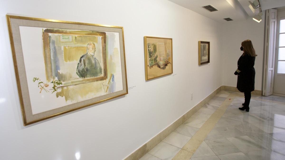 Un mujer observa una de las obras de Gaya rescatadas para la exposición ‘Madrid interior’.