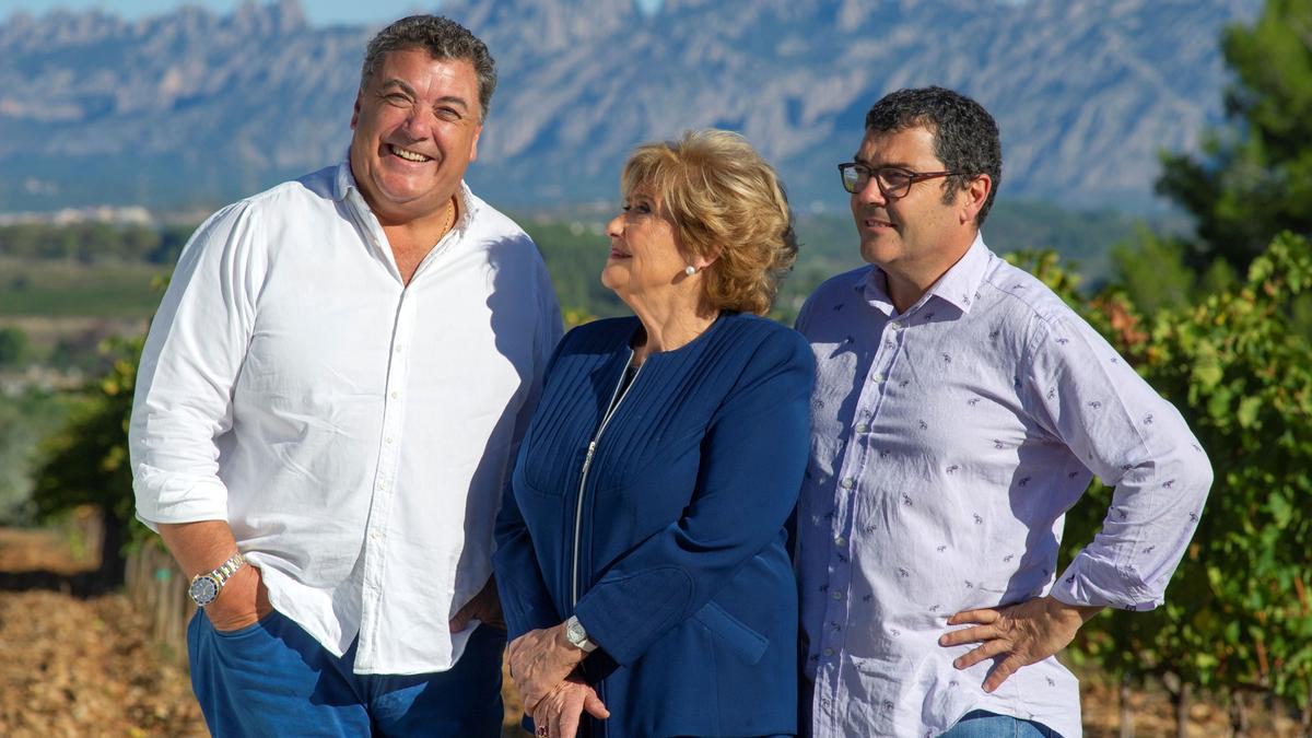 Los hermanos Paco y Toni de la Rosa, con la madre, Ernestina Torelló.