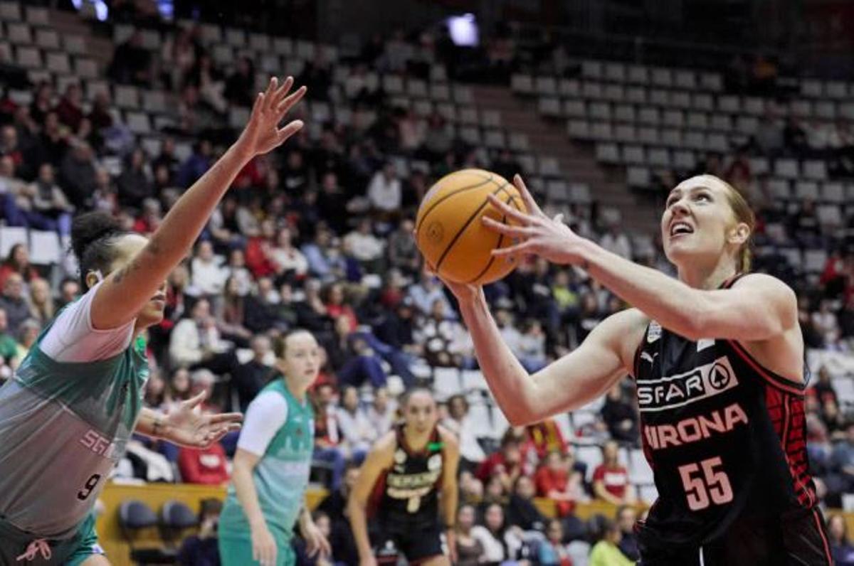 Chloe Bibby abans de llançar a cistella.