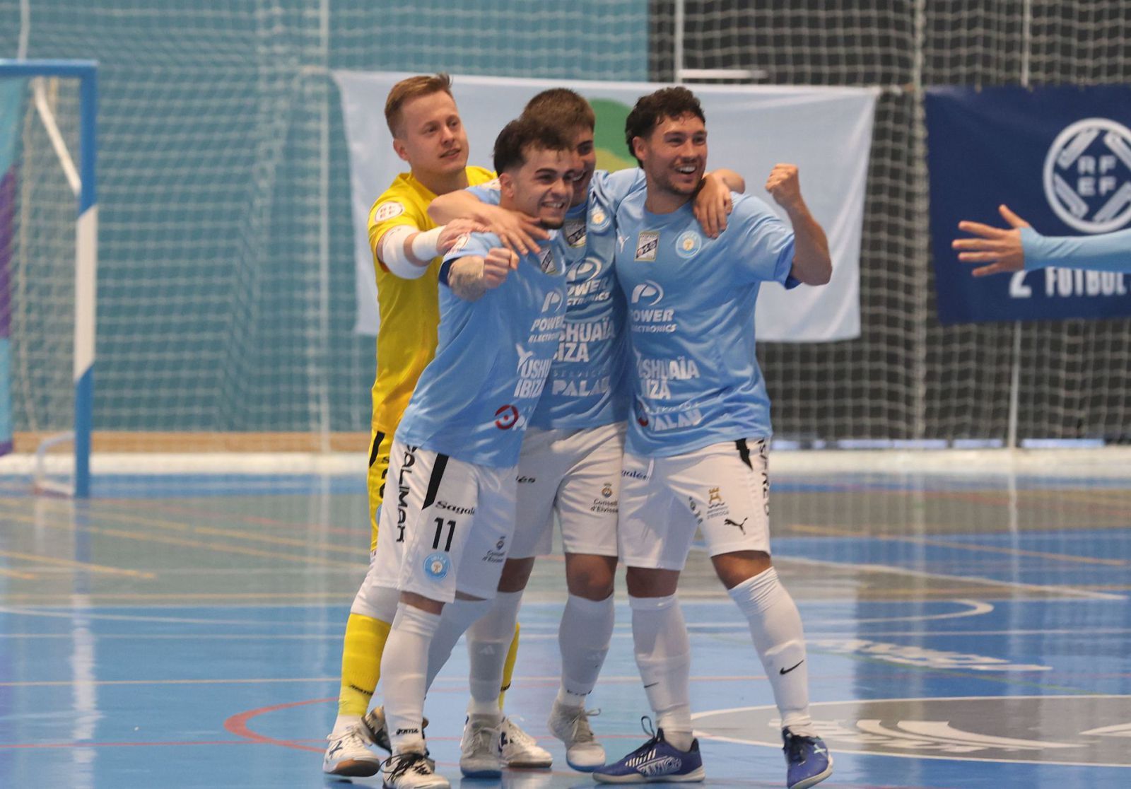 Los jugadores del Gasifred celebran un gol en el partido ante Colo Colo Zaragoza. | J.A. RIERA