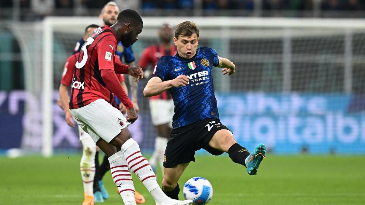 Barella y Tomori luchando un balón durante el partido