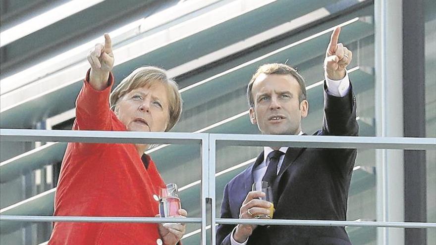 Merkel diluye las propuestas de Macron para reformar la UE