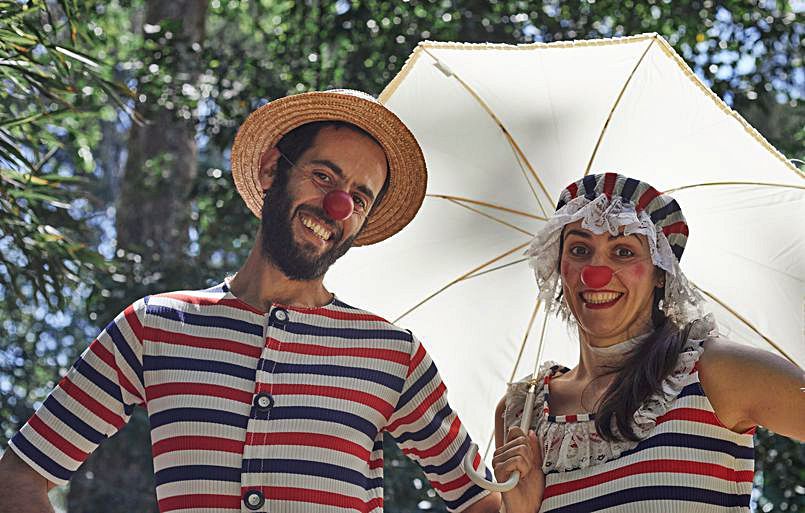 Carmela Romero  y Borja Montes, en su papel de los payasos Nosé y Anacleto, durante la grabación del primer vídeo de los payasos de hospital en formato 360º, en el Jardín Botánico de Gijón. | David P. Vázquez