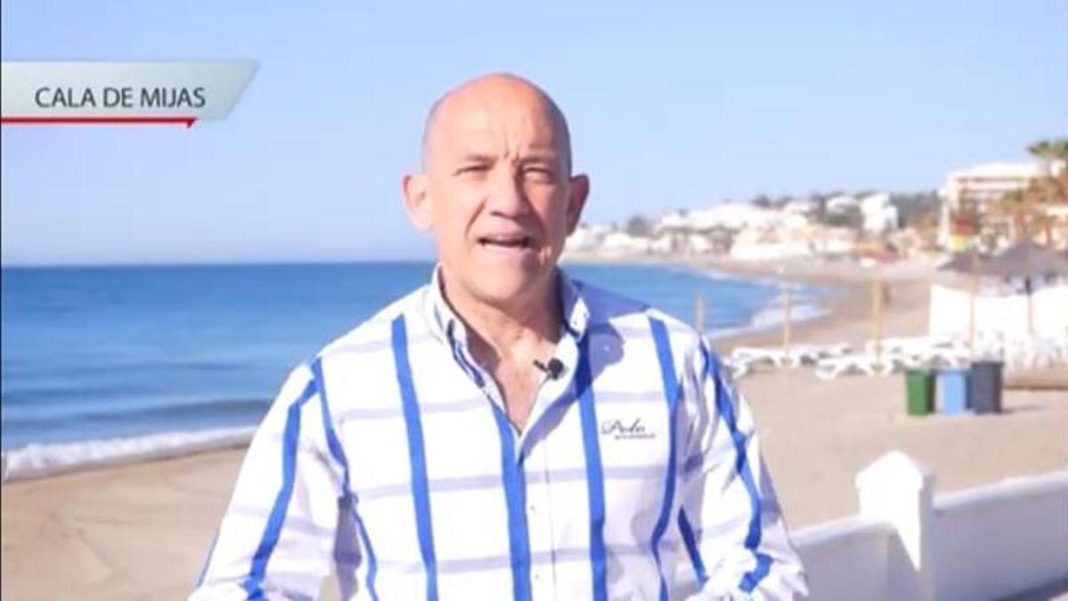 El edil de OSP Manuel Osorio, en una playa de La Cala de Mijas en un momento de la grabación.