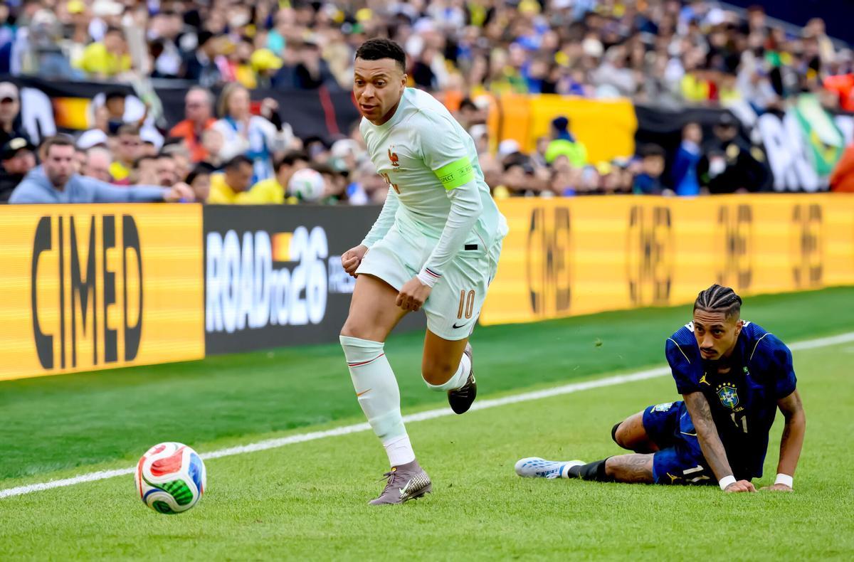 Foxborough (United States), 26/03/2026.- Kylian Mbappe (L) of France escapes Raphinha of Brazil during the international friendly match between Brazil and France in Foxborough, Massachusetts, USA, 26 March 2026. (Futbol, Amistoso, Brasil, Francia) EFE/EPA/ADAM RICHINS