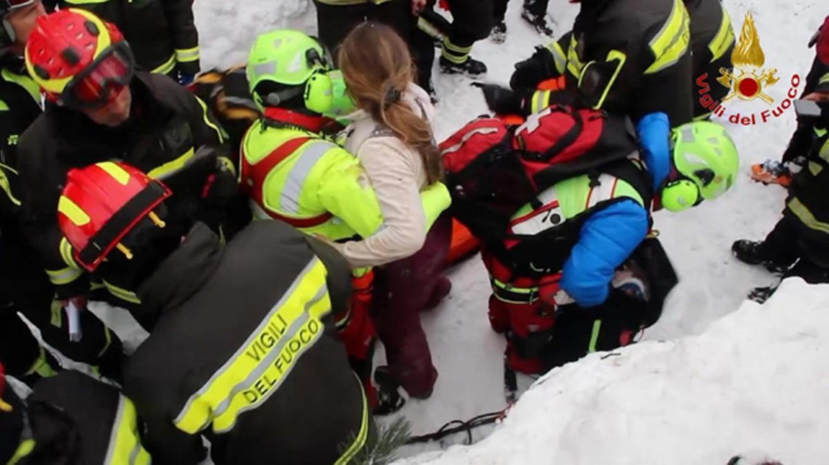 Rescatan a ocho supervivientes del hotel sepultado por la nieve en Italia
