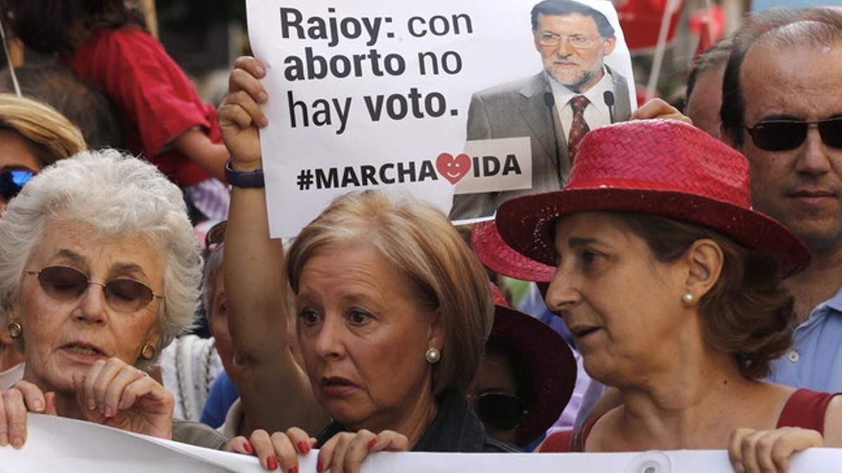 Participantes en la marcha convocada por la plataforma Derecho a Vivir para pedir al Gobierno que derogue la actual ley del aborto.