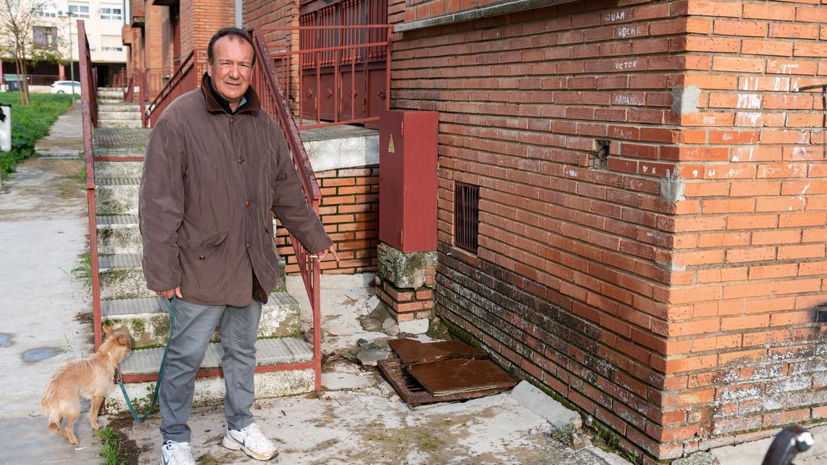 Fernando Gonçalvez en uno de los portales, donde el deterioro es visible.