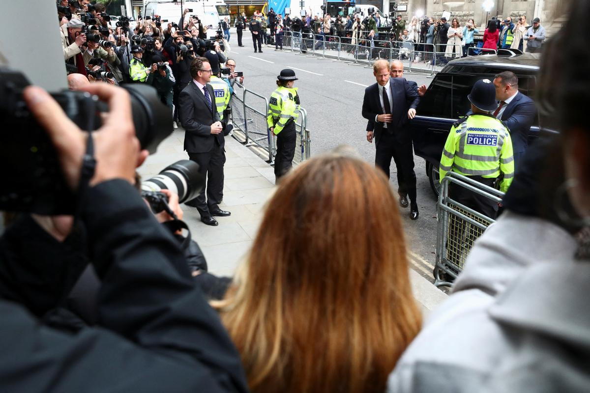 El príncipe Enrique testifica en Londres en el caso de los tabloides