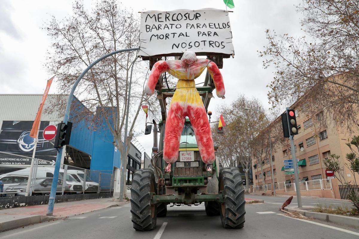 La tractorada bloquea el centro de Alicante: el campo asalta la capital
