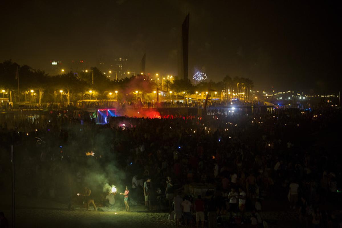 Panorámica general de la multitud en la playa de la Nova Icària