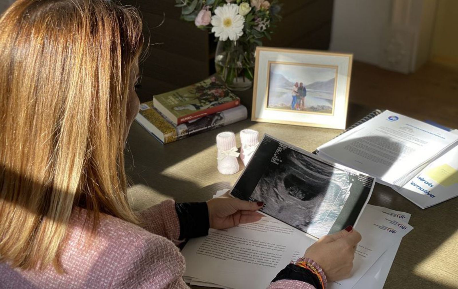 Marga Prohens observando la imagen de su futura hija. | TWITTER