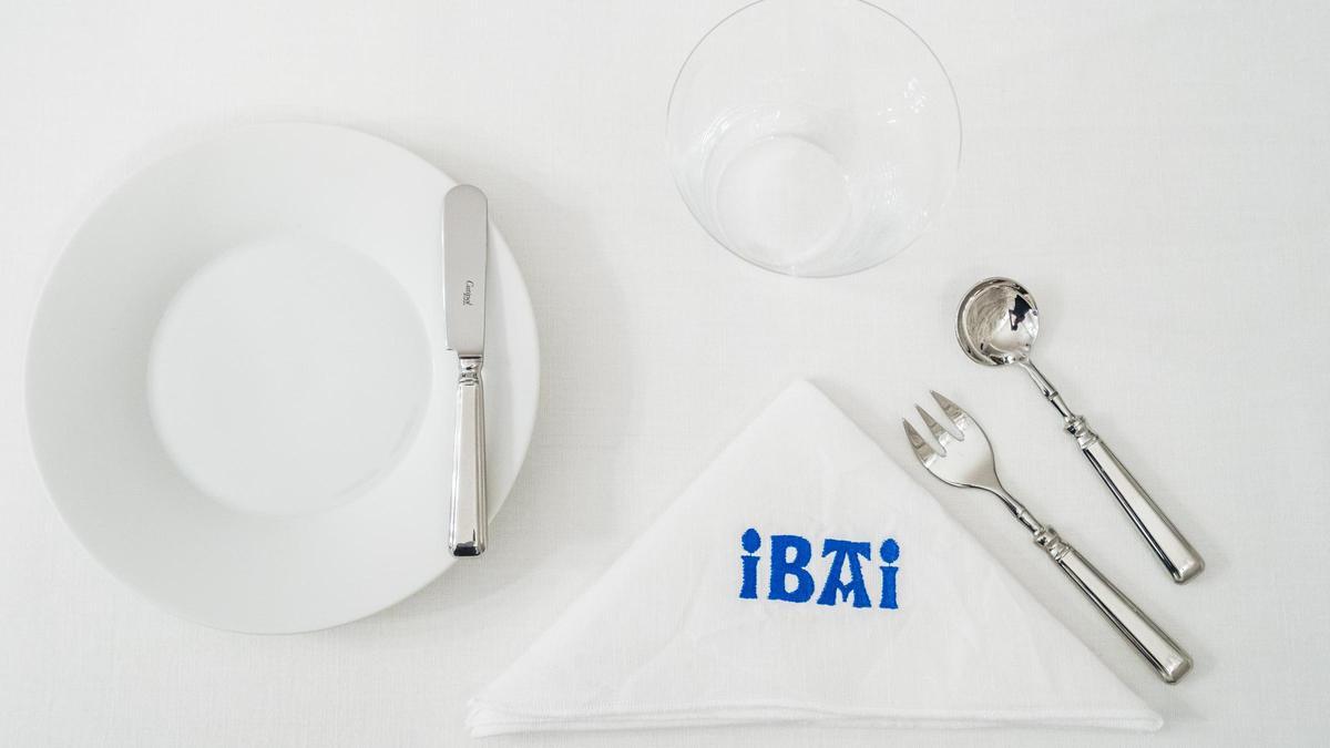 Mesa, mantel y vajilla del restaurante Ibai, en San Sebastián.