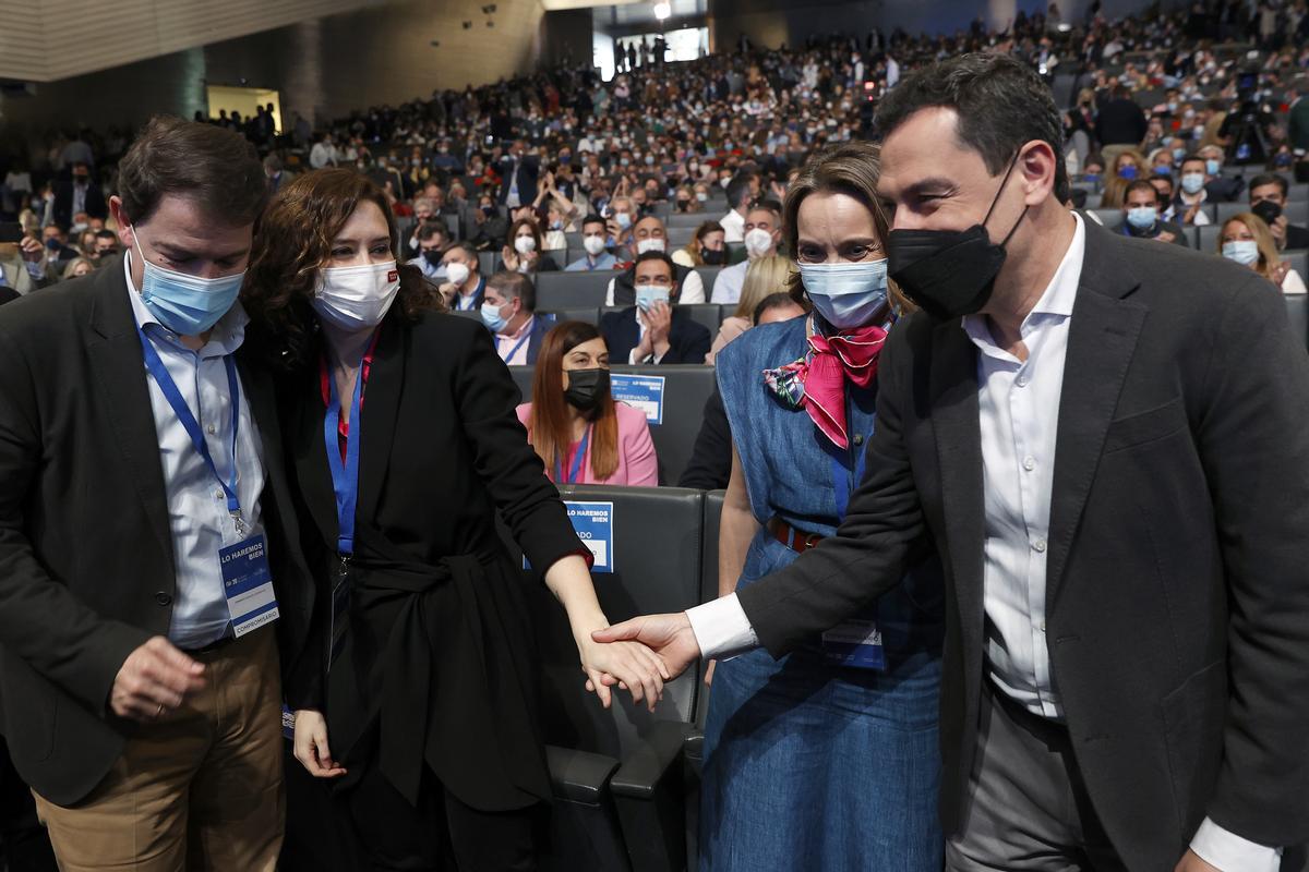 Alfonso Fernández Mañueco, Isabel Díaz Ayuso, Cuca Gamarra y Juanma Moreno, en el Congreso del PP en Sevilla.