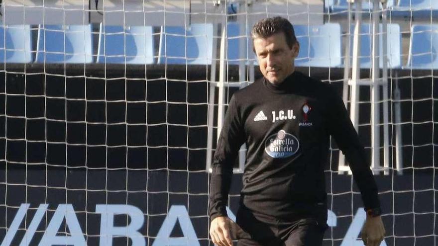 Juan Carlos Unzué, ayer, durante el entrenamiento del Celta en Balaídos. // Alba Villar