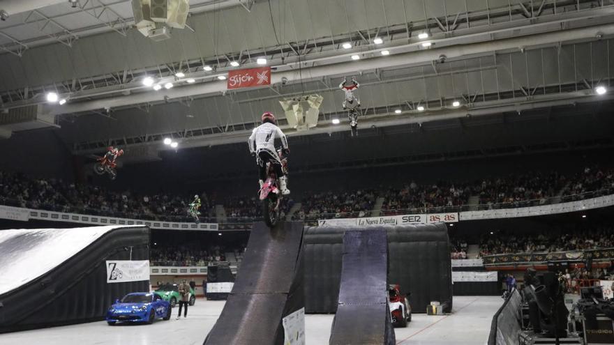 Vista general del Palacio de los Deportes de La Guía durante la competición del año pasado. En el recuadro, una de las acrobacias del vencedor, José Canosa, «Mincha».    | ÁNGEL GONZÁLEZ