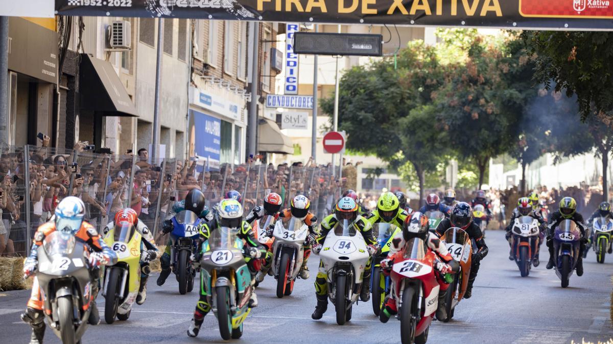 Pilotos en una de las carreras del Trofeu de Velocitat de la Fira de Xàtiva, en 2022.